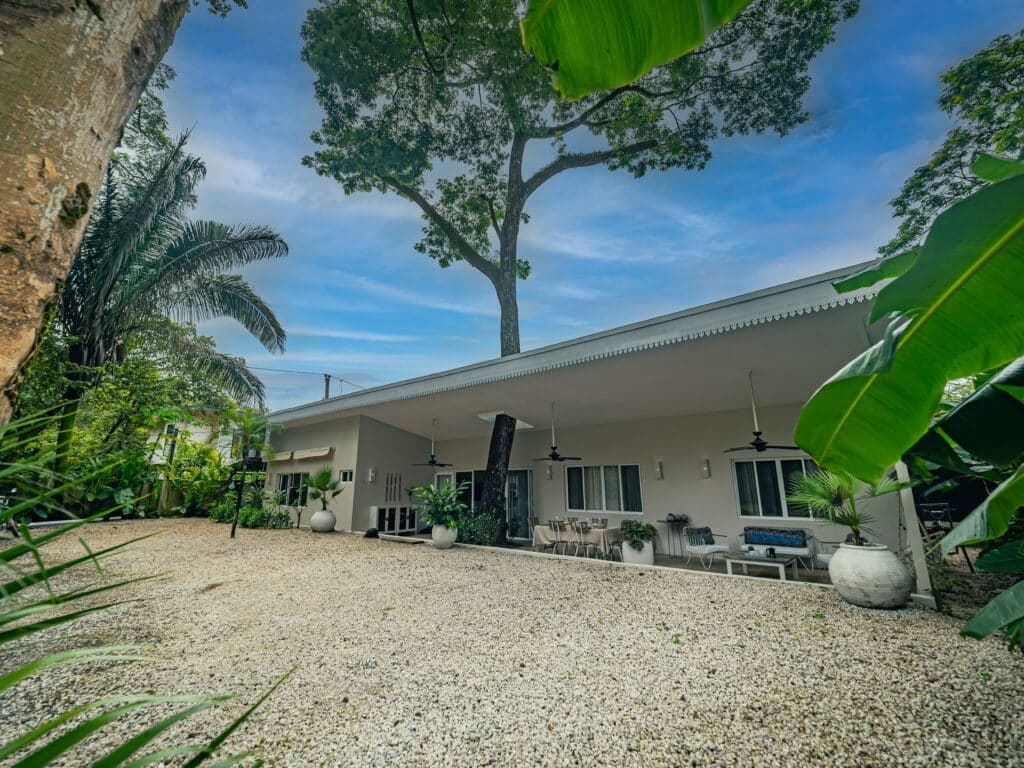 Tropical Family Home – Short Walk to Del Mar Academy