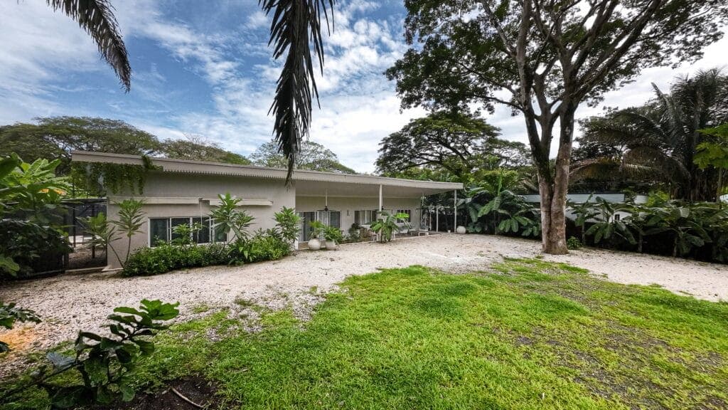 Tropical Family Home – Short Walk to Del Mar Academy