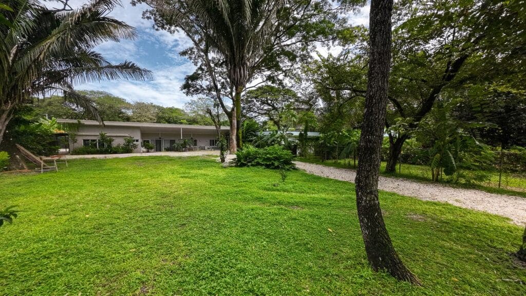 Tropical Family Home – Short Walk to Del Mar Academy