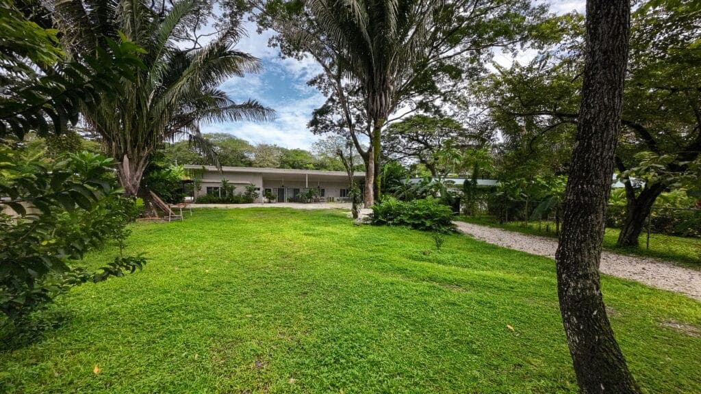 Tropical Family Home – Short Walk to Del Mar Academy