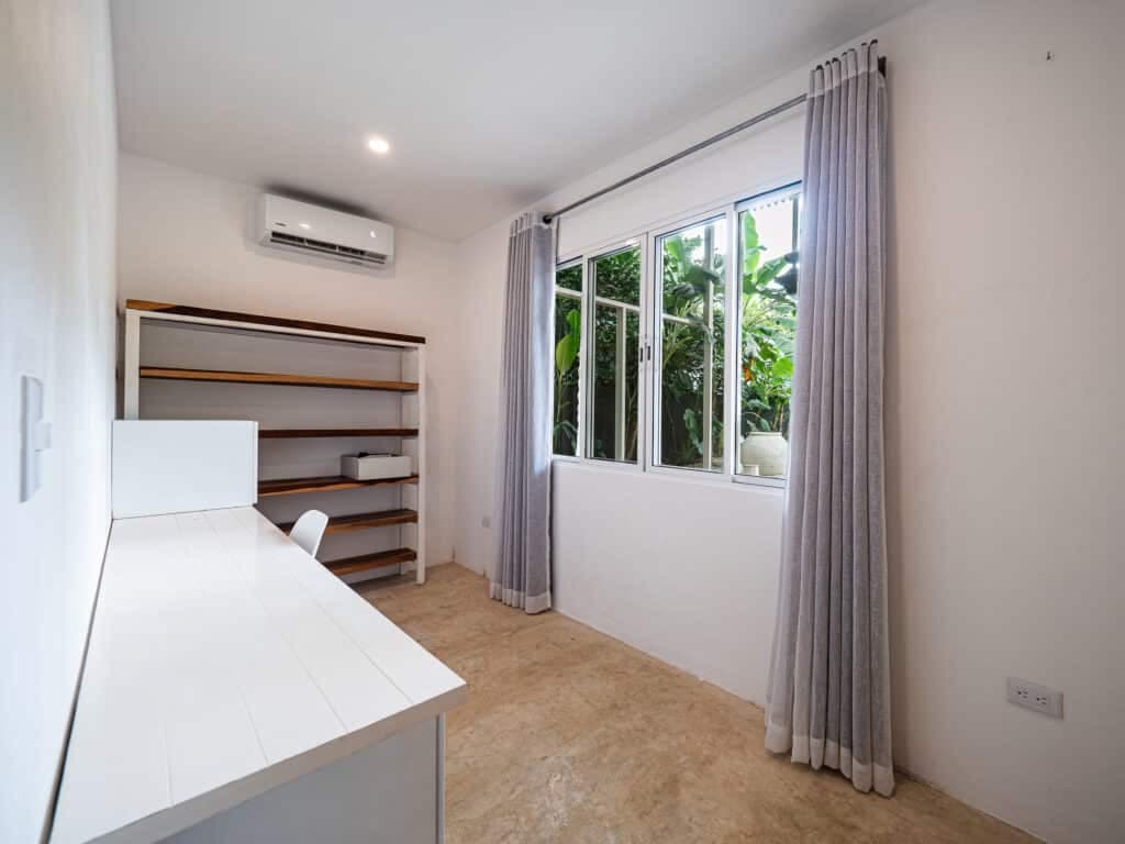 Tropical Family Home – Short Walk to Del Mar Academy