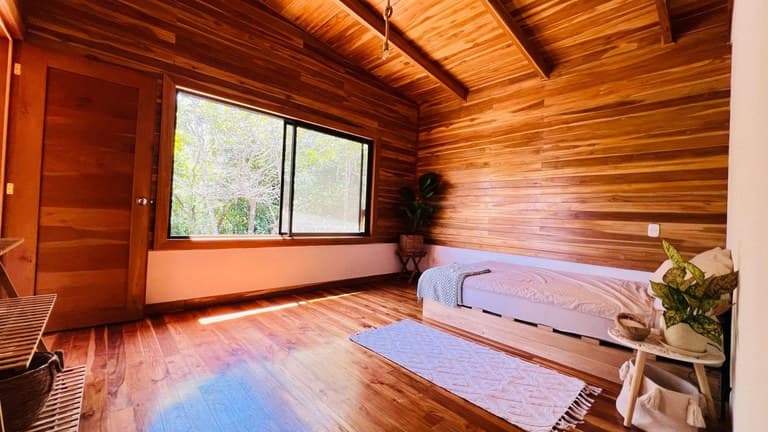Casa Contemporánea de Madera Natural, Cabaña y Dos Lotes Adyacentes en Venta en la Zona Azul de Hojancha, Guanacaste.