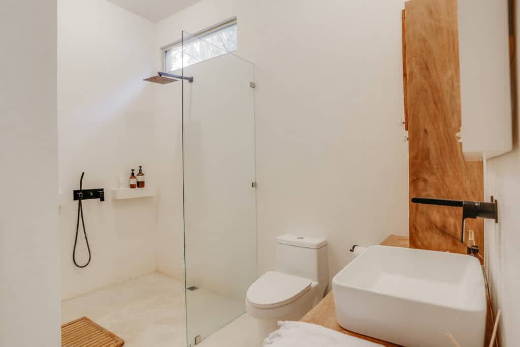 Stylish 2 Bedroom Home 7 Minute Walk to Surf