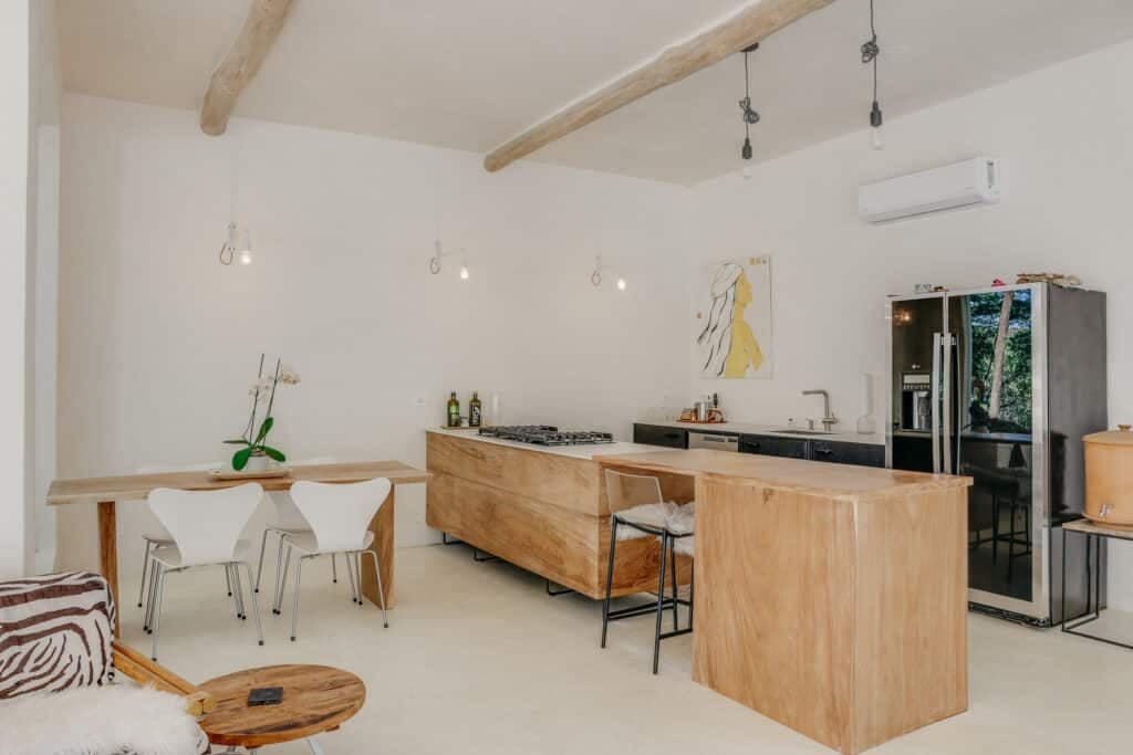 Stylish 2 Bedroom Home 7 Minute Walk to Surf