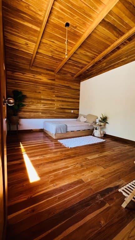 Casa Contemporánea de Madera Natural, Cabaña y Dos Lotes Adyacentes en Venta en la Zona Azul de Hojancha, Guanacaste.