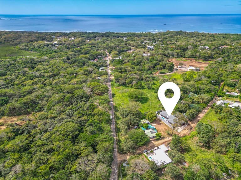 Casa Uchuva: Architectural Harmony of Wood, Stone, and Light